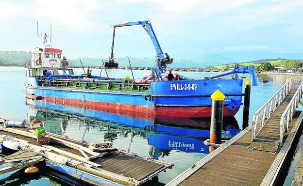 Obras Públicas draga y renueva el puerto deportivo de San Vicente