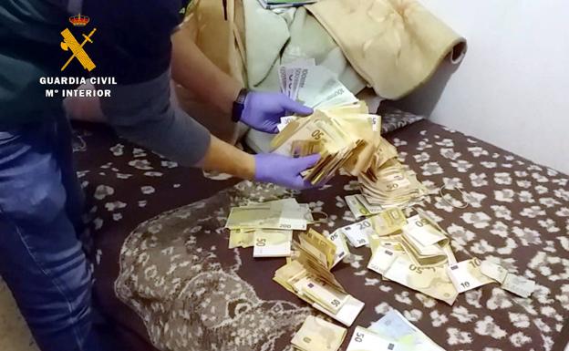 Catorce detenidos por estafar más de 350.000 euros por internet usando los datos bancarios y teléfonos de personas sin recursos