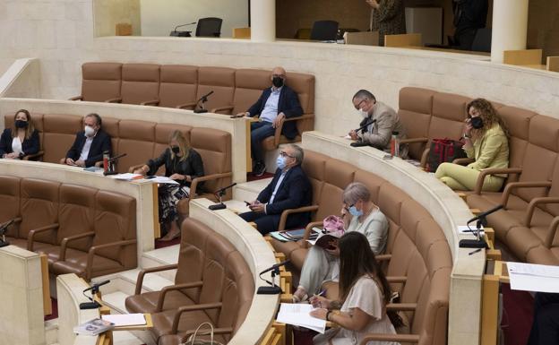 El hemiciclo del Parlamento volverá a acoger a los 35 diputados para el debate del Estado de la Región