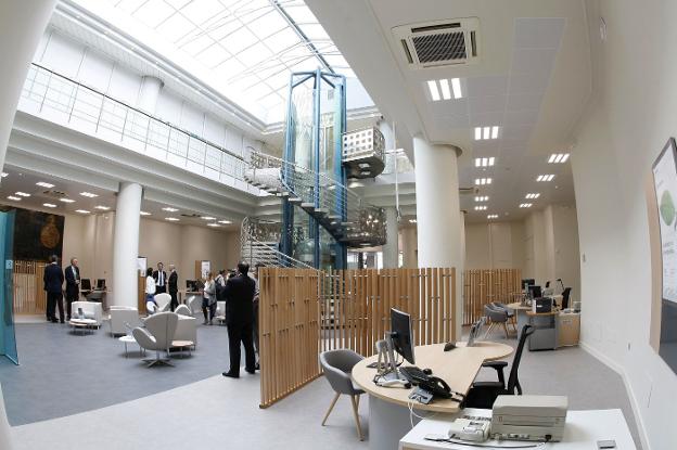 Liberbank plantea prejubilar a 150 empleados de Cantabria que están en excedencia