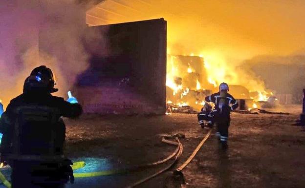 Se quema una nave ganadera en Ribamontán al Mar sin que el ganado sufra daños