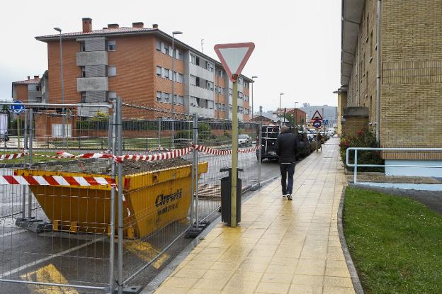 Sniace repara la fuga de agua que provocó grietas en viviendas de Ganzo