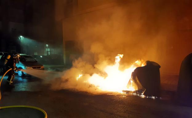 Los bomberos de Camargo sofocan un incendio de un contenedor en pleno casco urbano de Maliaño