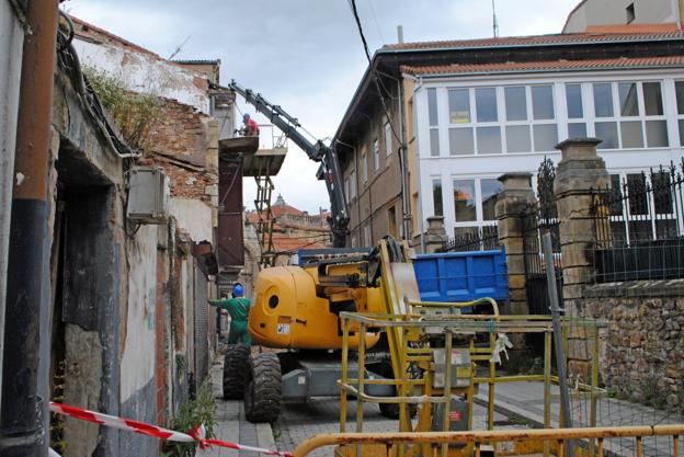 Comienza el derribo de dos inmuebles en ruina en el centro de Reinosa