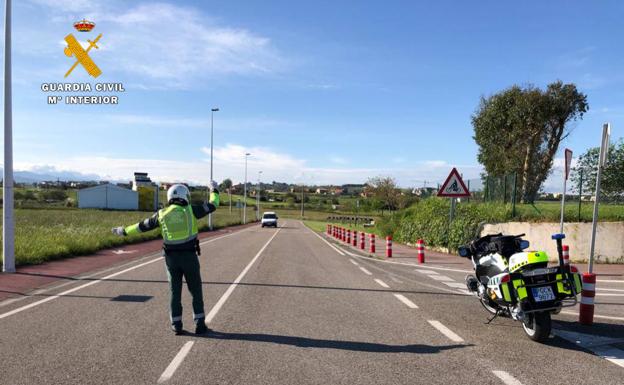 Investigan a un vecino de Polanco por huir en un control tras dar los datos de su compañero de trabajo