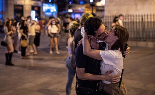 El 72% de los españoles echa de menos cenar fuera o ir al cine con su pareja