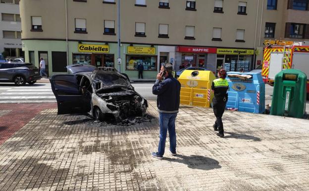 Un conductor escapa de su coche en llamas por el centro de Unquera