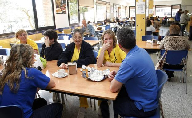 Cinco sindicatos reúnen 200 firmas para pedir que se reabra la cafetería de personal del hospital Sierrallana