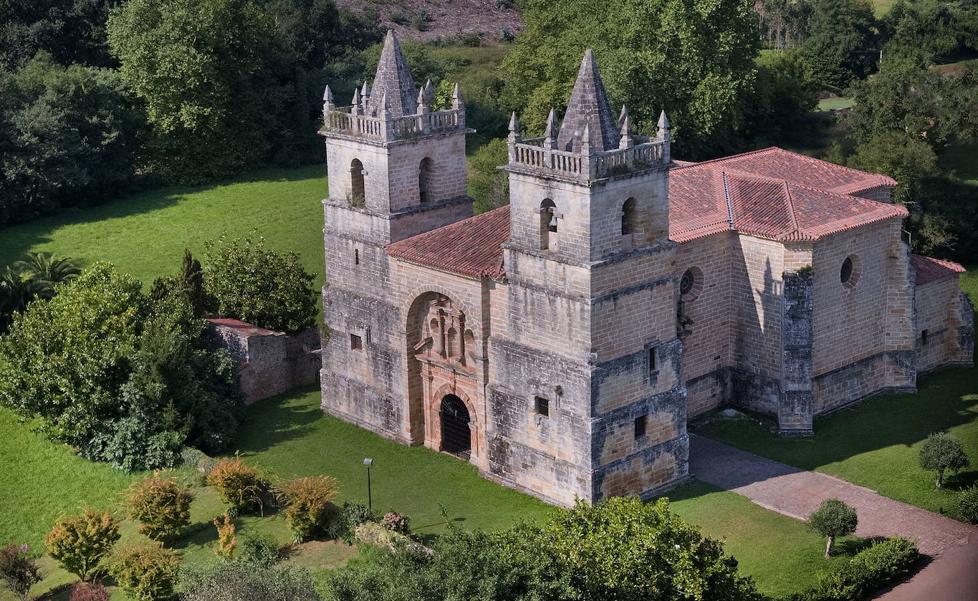 Una ruta cultural de Novales a Cóbreces de la mano de los 'Cuidadores de los caminos de Cantabria'