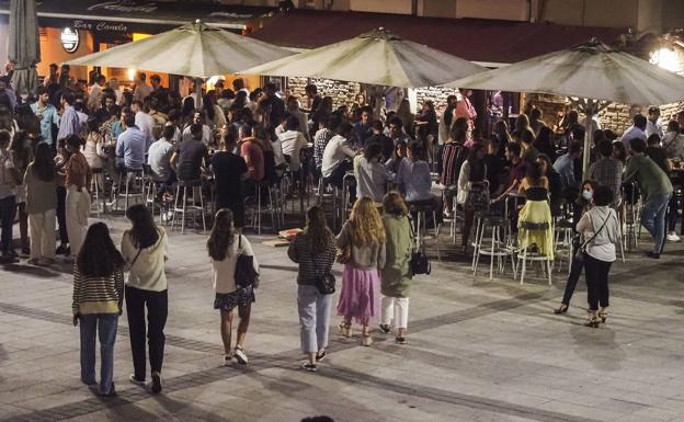 Sanidad cierra dos semanas el ocio nocturno en los núcleos más afectados para atajar los brotes