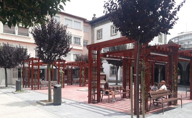 La fuente de Los Leones de Castro regresa a su plaza recién rehabilitada