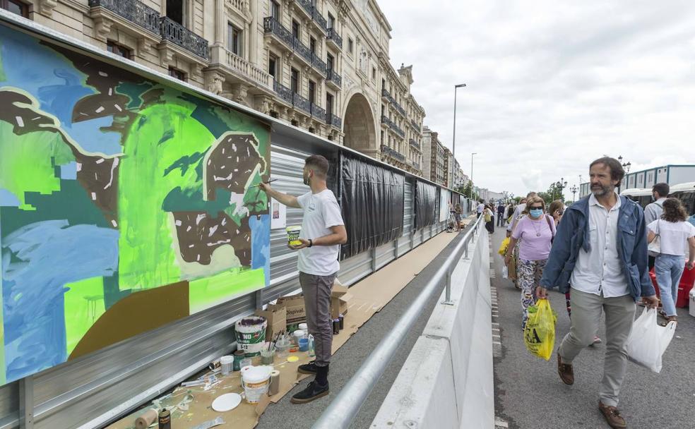 Ana Botín visita los trabajos de la iniciativa '¡Vísteme con arte!' en el Paseo de Pereda