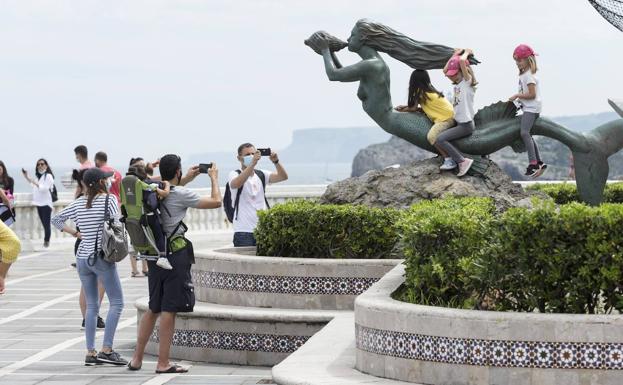 Revilla dice que Cantabria es «segura» y ofrece a los turistas «mil cosas que hacer» sin riesgo
