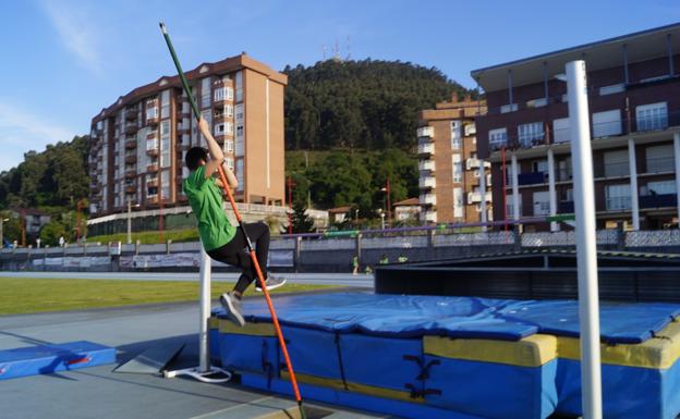 Castro saca a licitación el suministro de equipo y elementos para salto con pértiga en el Estadio de Riomar