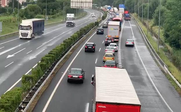 Importantes retenciones en la A-8 por trabajos de siega en el talud a la altura de Hoznayo