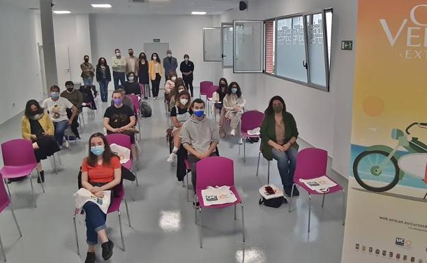 El edificio sobre las antiguas escuelas abre sus puertas con el desembarco en Los Corrales de los cursos de verano de la UC
