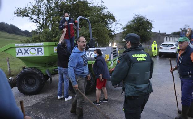 El portavoz del PP en Val de San Vicente arremete con un dúmper contra dos coches de la Guardia Civil