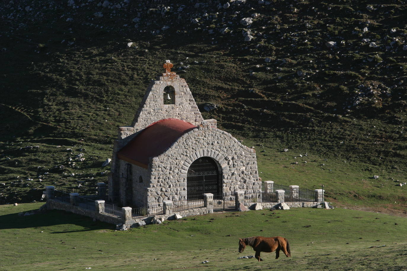 Estas ermitas están en lo más alto de las montañas y las tenemos a tiro de piedra