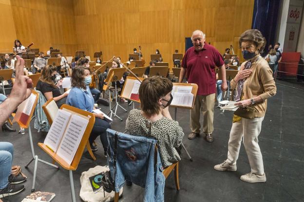 El ensayo de «unos valientes que han logrado mantener viva la música»