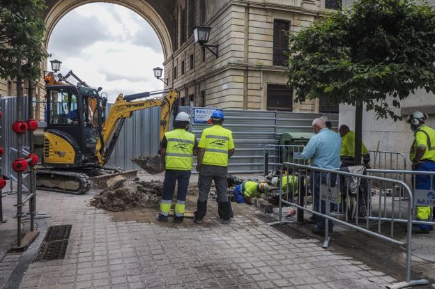 Las obras del Banco Santander rompen una tubería y dejan sin agua a las calles del entorno