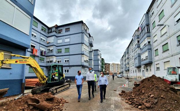 La urbanización del entorno de la calle Río Ebro de Torrelavega concluirá a finales de año