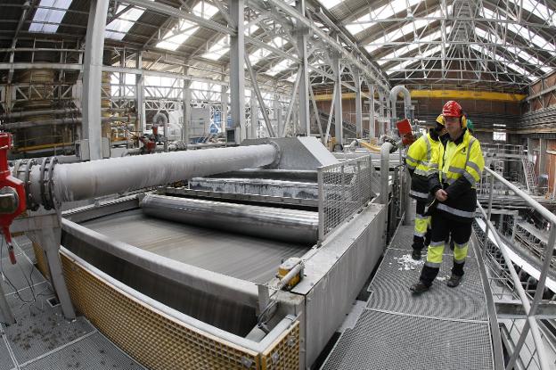 La gran industria cántabra se pone en alerta ante el riesgo de que la quinta ola obligue a parar producciones