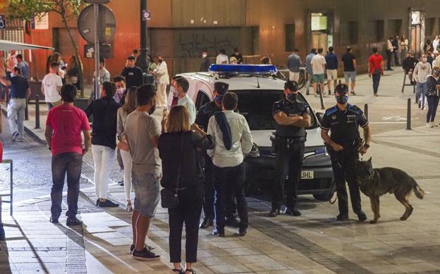 La Policía Local multa a quince locales de hostelería de Santander el fin de semana