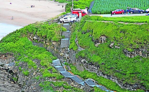 La playa pequeña de Langre sigue sin ser accesible por la rotura de sus escaleras