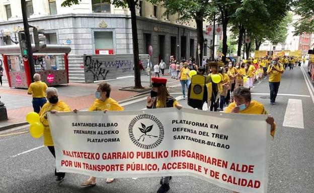 La manifestación por el tren Santander-Bilbao recorrerá este viernes la capital cántabra al mediodía