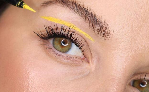 'Eyeliner flotante': la tendencia de maquillaje más extrema del verano paso a paso