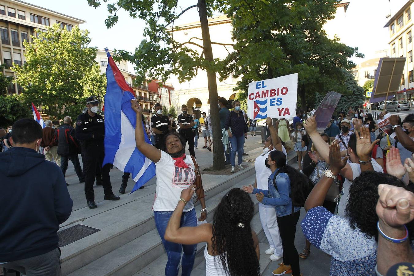 Gritos y cruce de acusaciones en la concentración por Cuba