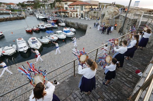 Comillas le baila al Cristo del Amparo