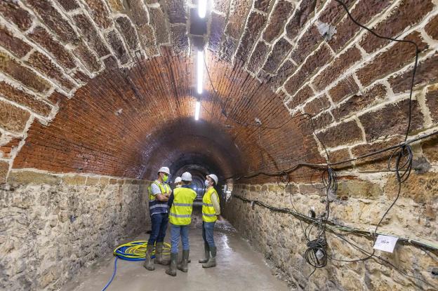 Prueba de luz en el antiguo túnel