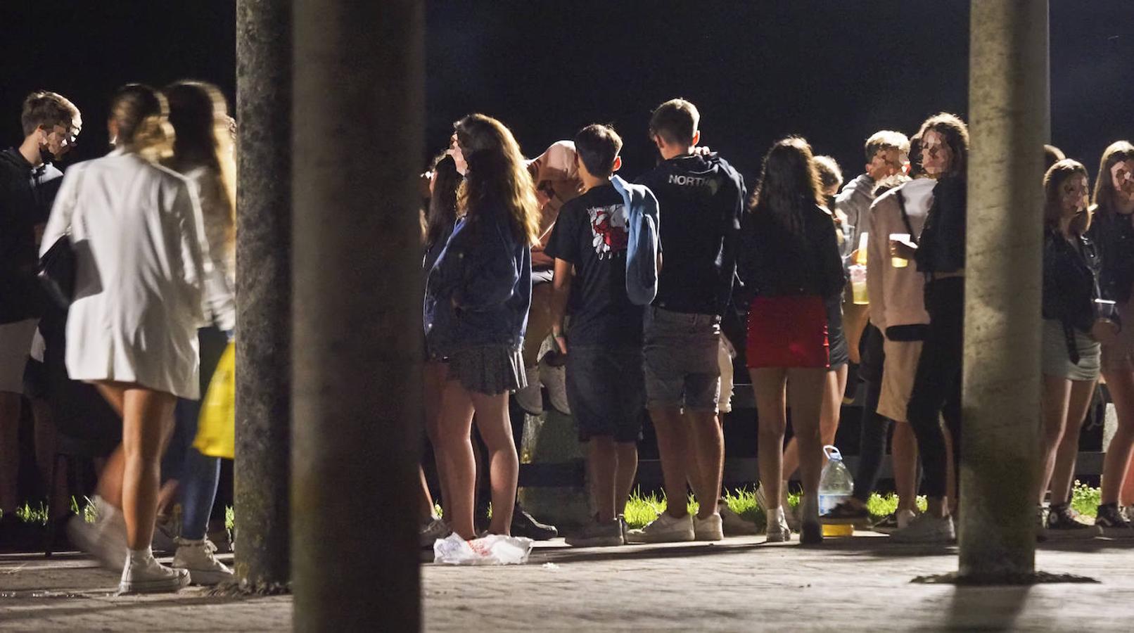 Una playa de Ajo, refugio para la fiesta que no se pudo seguir en Noja