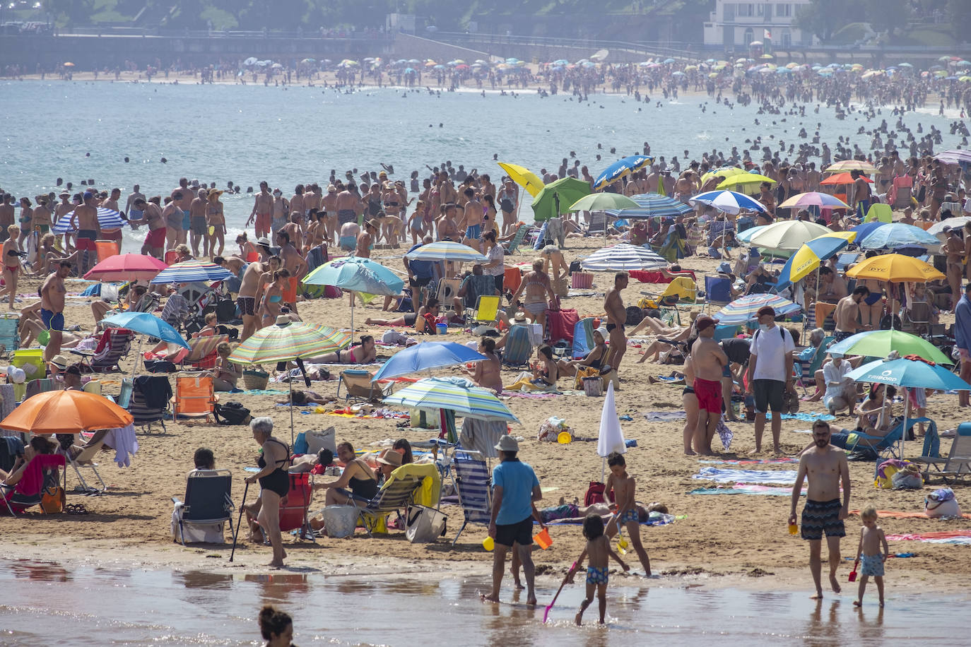 Las playas de El Sardinero, abarrotadas este domingo