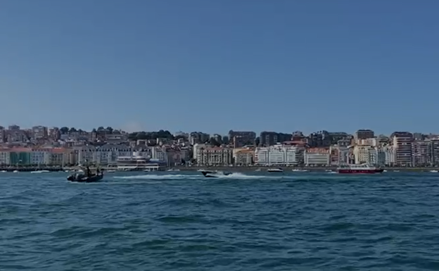 Una embarcación sin control en la bahía tras caer sus tripulantes al mar