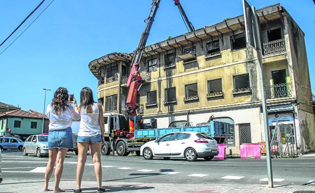 Comienza la demolición del edificio en estado de ruina del céntrico cruce de Sarón