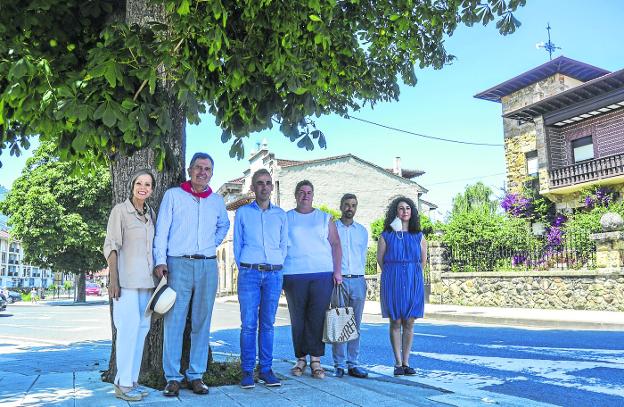 Roberto Ampuero, embajador de Chile en España, busca el origen de su apellido a orillas del Asón