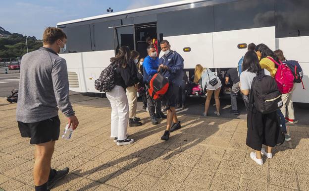 «No nos han avisado y, de repente, han dicho por megafonía que el avión se había desviado a Madrid»