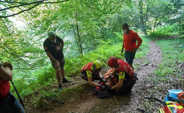 Una mujer cae seis metros por un barranco en el Camino Lebaniego