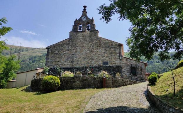 El reloj de la iglesia de Cosío marca de nuevo las horas con sus campanas