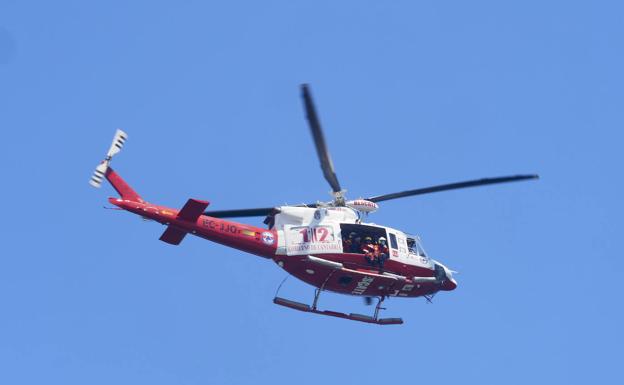 Rescatado en helicóptero un hombre de 79 años tras caerse mientras paseaba en los acantilados de Suances