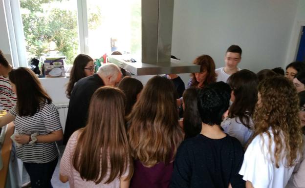 Un total de 192 niños participan en los cursos de verano del Centro de Formación de Camargo y realizan un mural