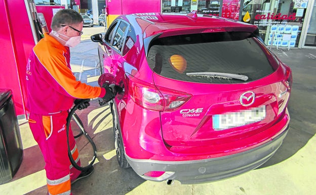 El precio de la gasolina se dispara un 21% y alcanza cifras de hace siete años