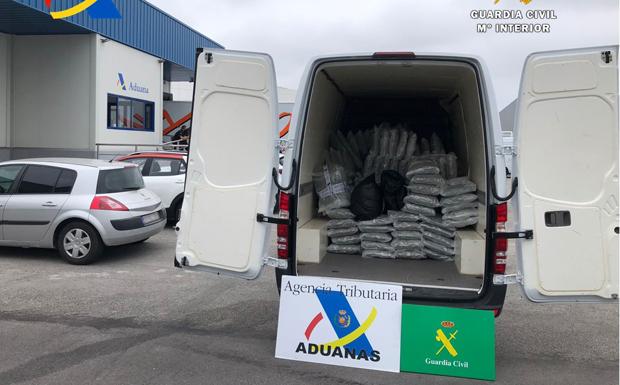 Un camión de mudanzas quería transportar a Inglaterra 283 kilos de marihuana desde Santander