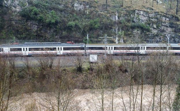 Adif gastará 900.000 euros en mejorar la catenaria entre Los Corrales y Santander