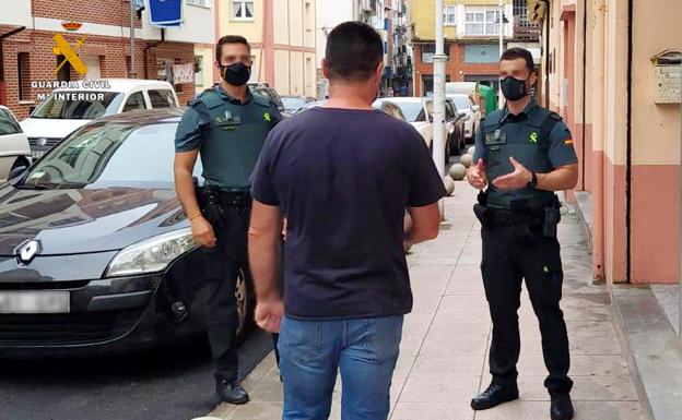 Investigan a un hombre por insultos racistas a la trabajadora de un bar en Castro