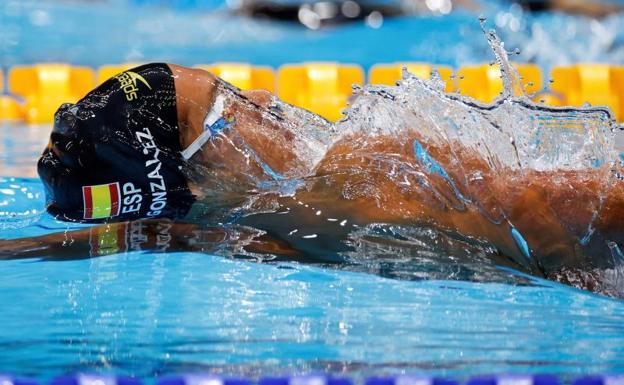 Hugo González alienta la esperanza en la piscina