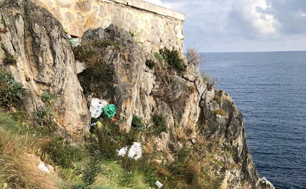 Los botellones dejan más de cuatro toneladas de basura en varios puntos de la costa castreña