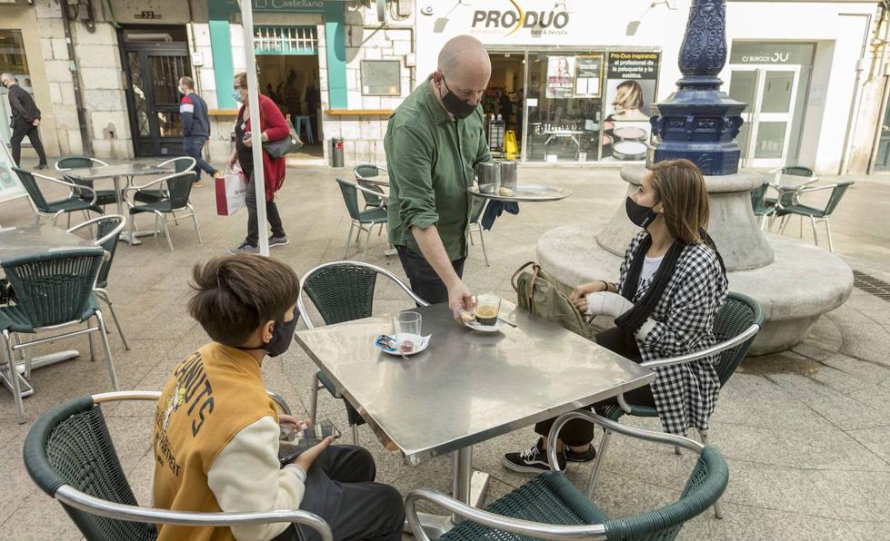 El Gobierno, pendiente del informe jurídico para permitir que la hostelería abra los interiores para las personas vacunadas